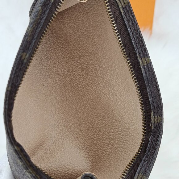 Louis Vuitton Monogram Toiletry Pouch 17 - Picture 16 of 17